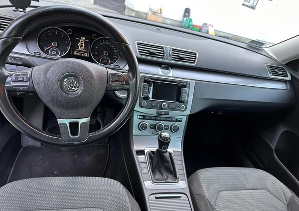 Volkswagen Passat cena 36300 przebieg: 201600, rok produkcji 2012 z Warszawa małe 92